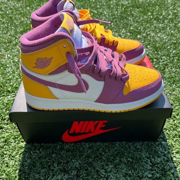 Air Jordan 1 ‘BrotherHood’
Size 5y
9/10 Condition
Buy Now $120 - Picture 4 of 7